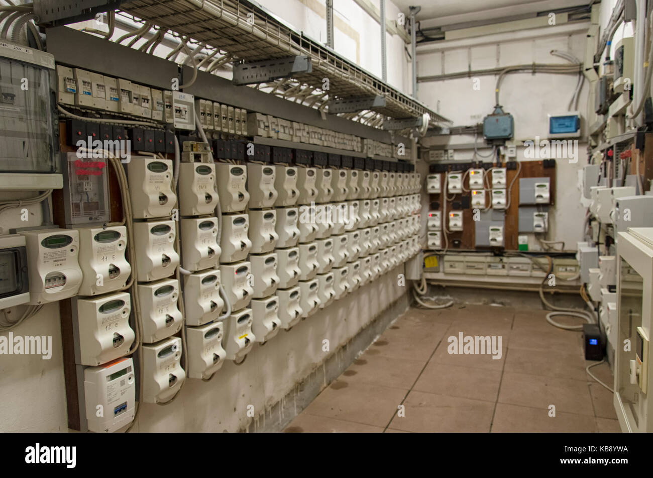 Vista dei contatori elettrici di un edificio Foto Stock