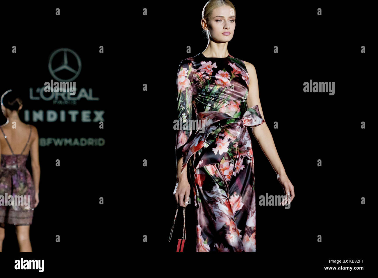 Modello di fiore vestito in Annibale laguna collezione mercedes-benz fashion week 2017. Foto Stock