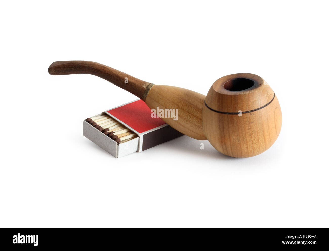 Il tabacco in legno tubo e aprire matchebox su sfondo bianco. isolato con tracciato di ritaglio Foto Stock