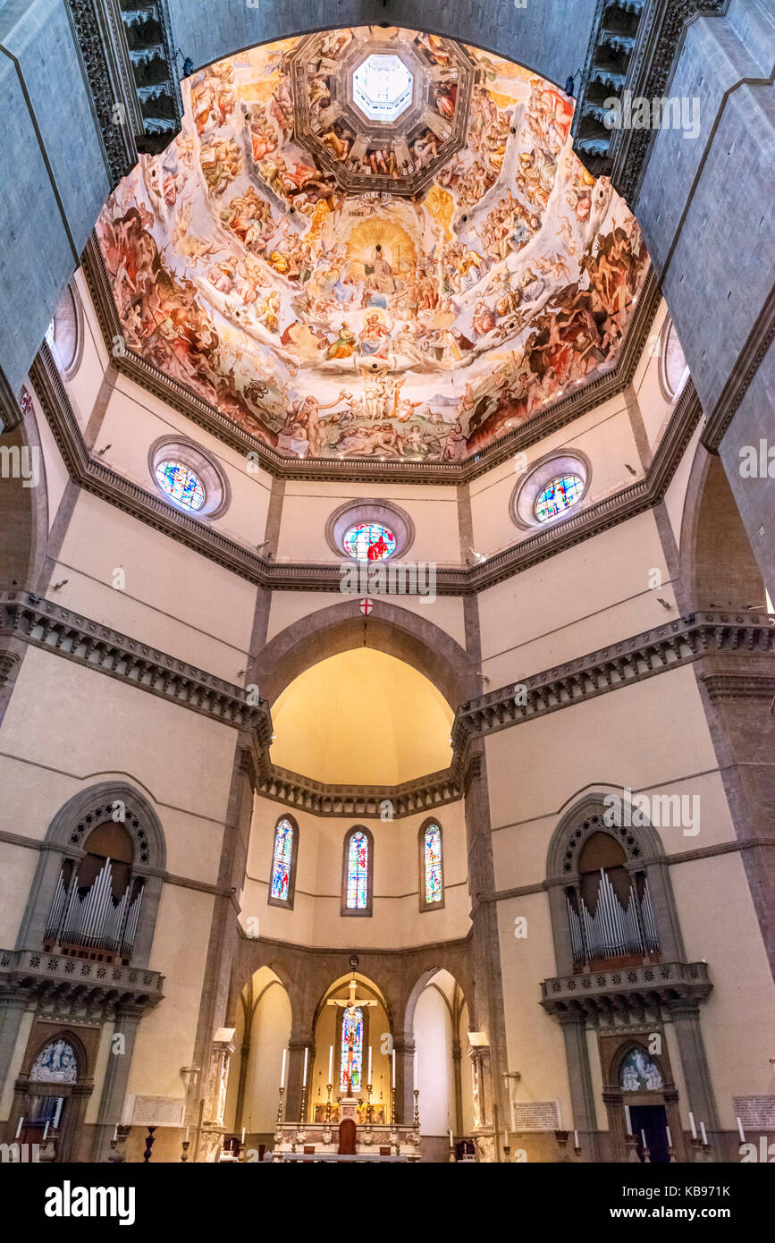 Coro e affresco, all'interno della cupola, del giudizio ultimo dal Vasari e dallo Zuccari, Santa Maria del Fiore (Duomo), Firenze, Italia. Foto Stock