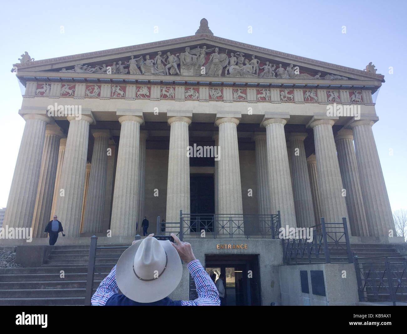 Un turista fotografie il Partenone in Centennial Park, Nashville, Tennessee, Stati Uniti Foto Stock