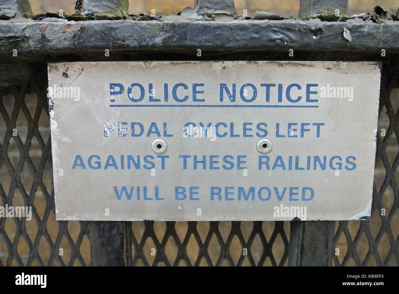 Polizia usurati Avviso di consigliare la rimozione dei cicli del pedale a sinistra alla posizione, Whitehall, London, Regno Unito Foto Stock