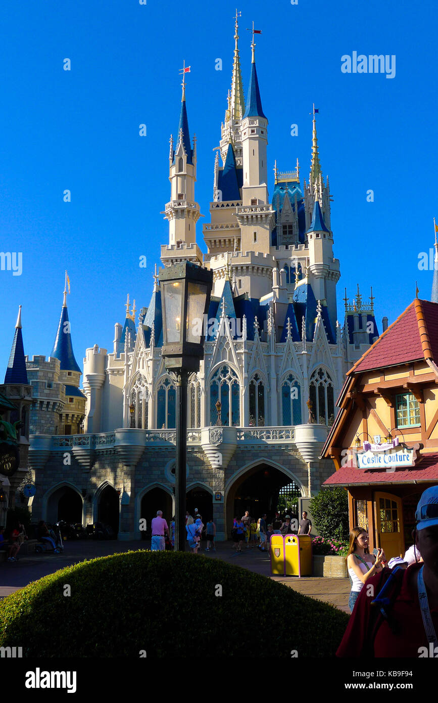 Cenerentola del castello e la bassa sole di mattina, il Magic Kingdom, Disney World, Florida USA Foto Stock