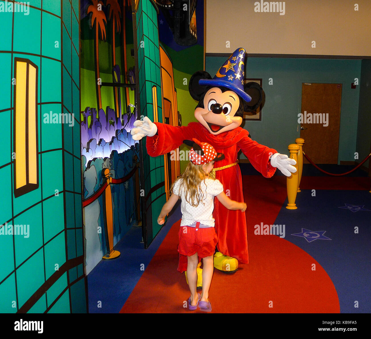 Mickey mouse hat disney immagini e fotografie stock ad alta risoluzione -  Alamy