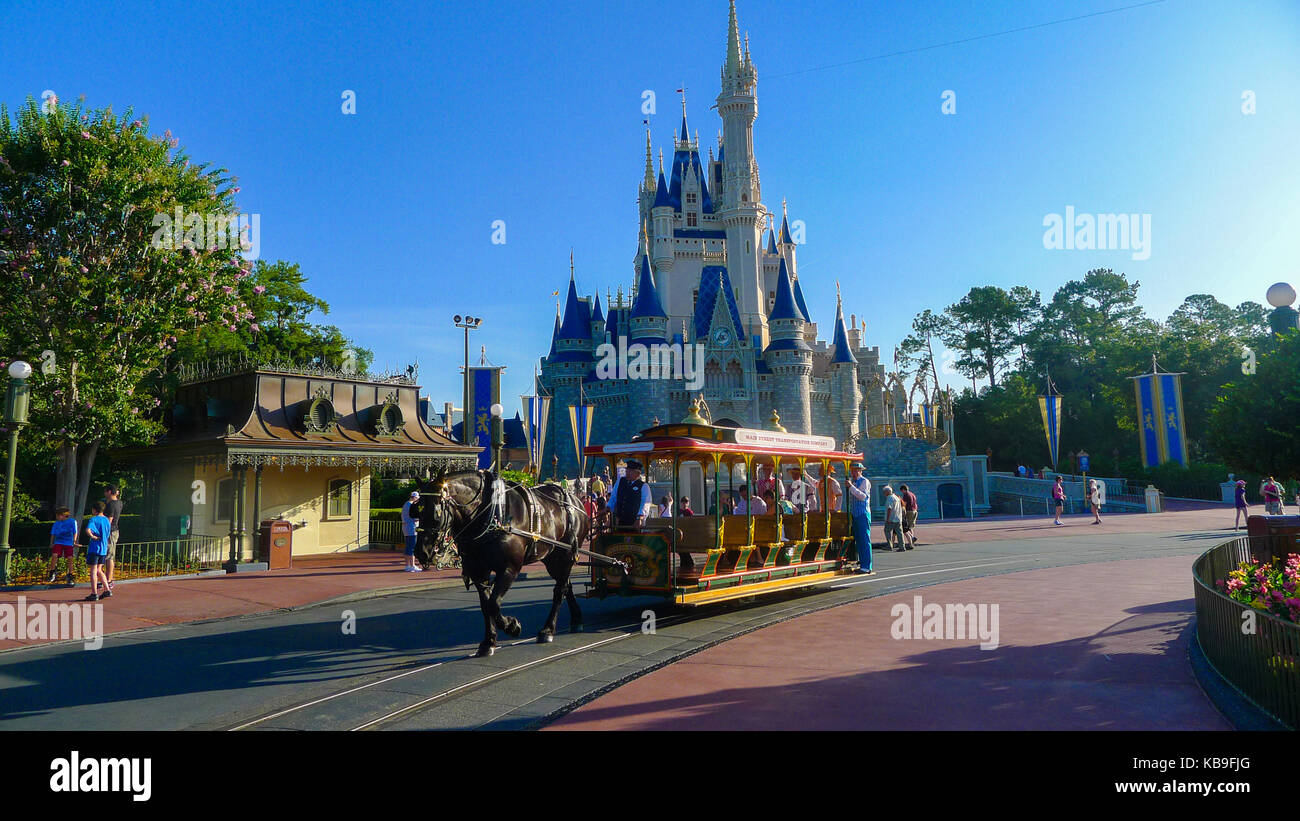 Viste della cenerentola del castello contro un cielo blu al Magic Kingdom, Disney World, Florida, Stati Uniti d'America Foto Stock