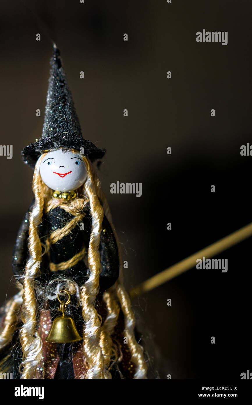 La stregoneria doll su scopa pronto per la festa di Halloween. Foto Stock