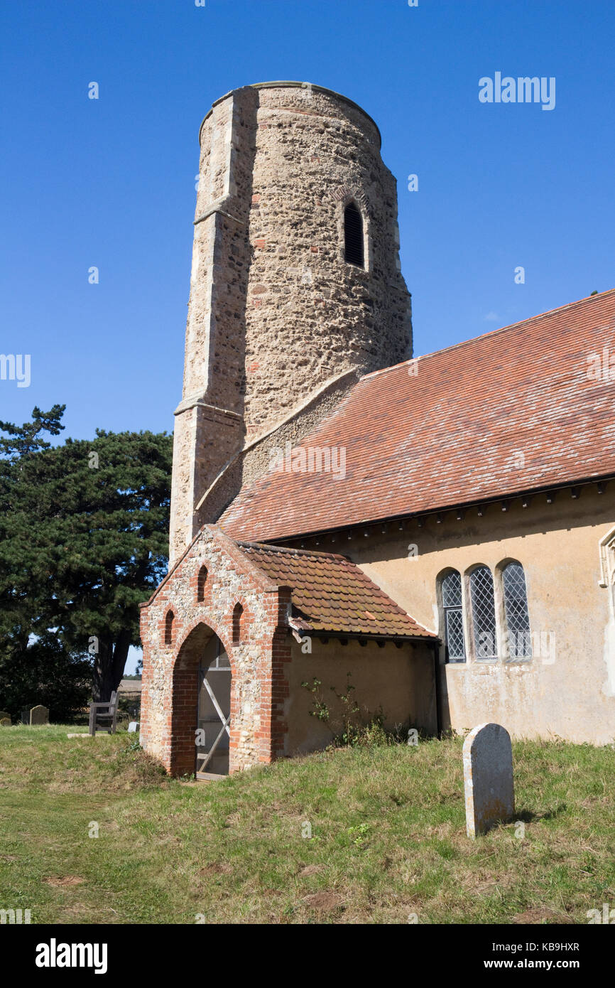 Chiesa di tutti i santi, ramsholt, Suffolk, Inghilterra, contro un cielo blu Foto Stock