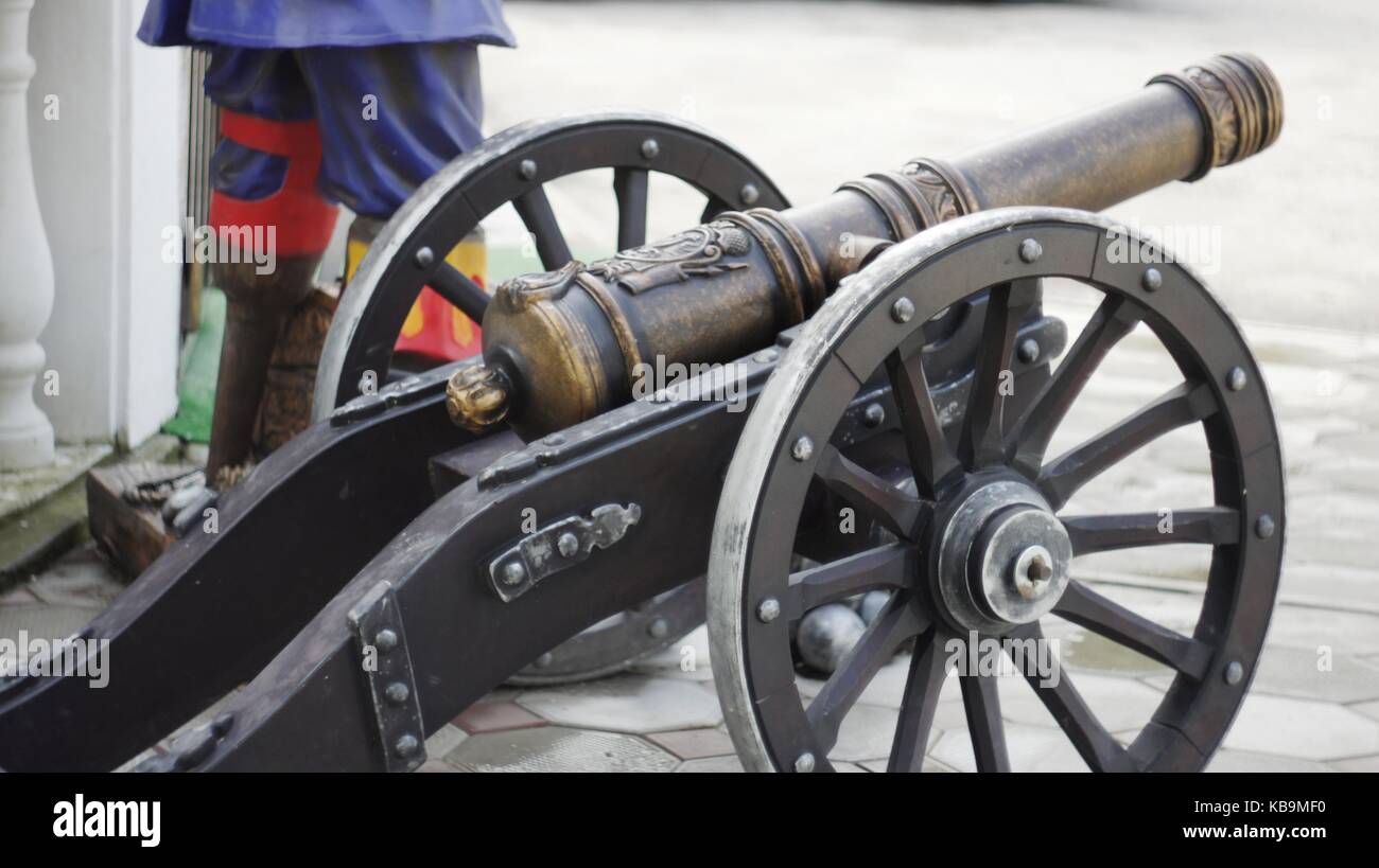 Una copia di un vecchio cannone con anime nello stile dei tempi della colonizzazione del nuovo mondo e l epoca dei pirati, nella zona turistica di nalchik Foto Stock