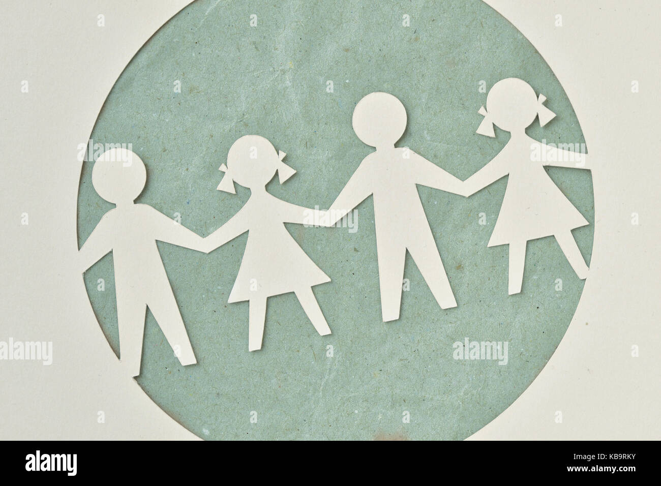 Silhouette di carta tagliato dei bambini la catena - Ecologia e responsabilità sociale concetto Foto Stock