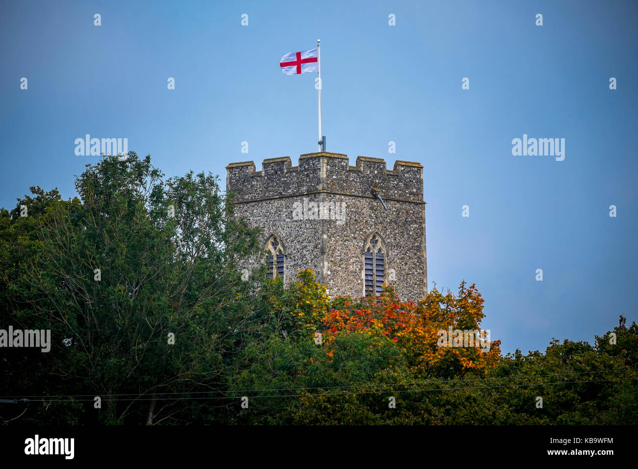 Bandiera dell'Inghilterra, St George's Cross. In volo da una chiesa di Suffolk torre. Foto Stock