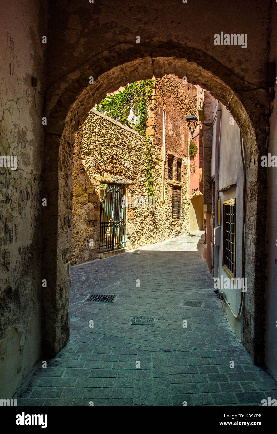 Strada stretta nella città vecchia di Chania, Creta, Grecia Foto Stock
