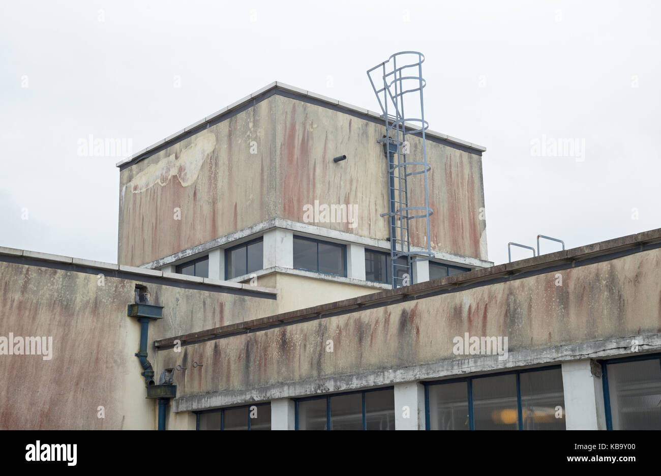 Su un unico piano di edifici di cemento nella ex miniera di carbone che mostra segni di invecchiamento. Blaenavon, REGNO UNITO Foto Stock