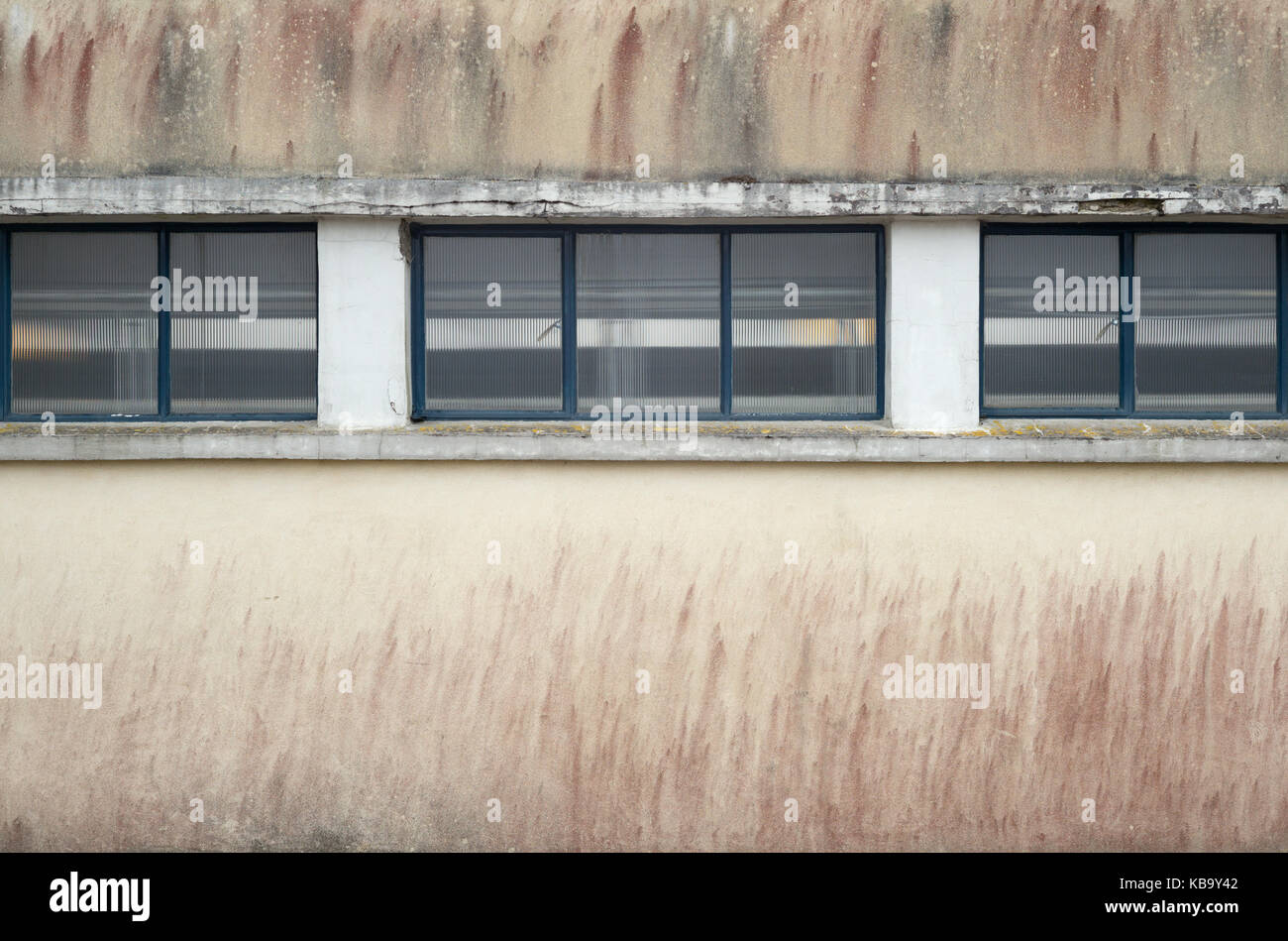Su un unico piano di edifici di cemento nella ex miniera di carbone che mostra segni di invecchiamento. Blaenavon, REGNO UNITO Foto Stock