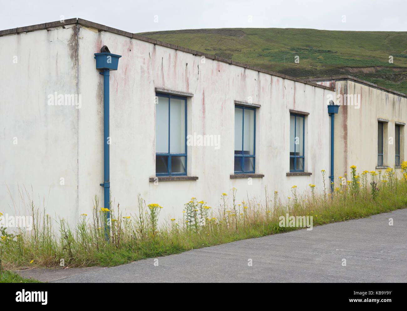 Su un unico piano di edifici di cemento nella ex miniera di carbone che mostra segni di invecchiamento. Blaenavon, REGNO UNITO Foto Stock