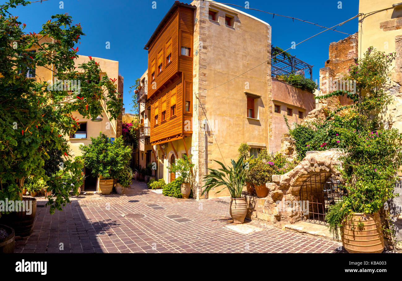 Strada stretta nella città vecchia di Chania, Creta, Grecia Foto Stock