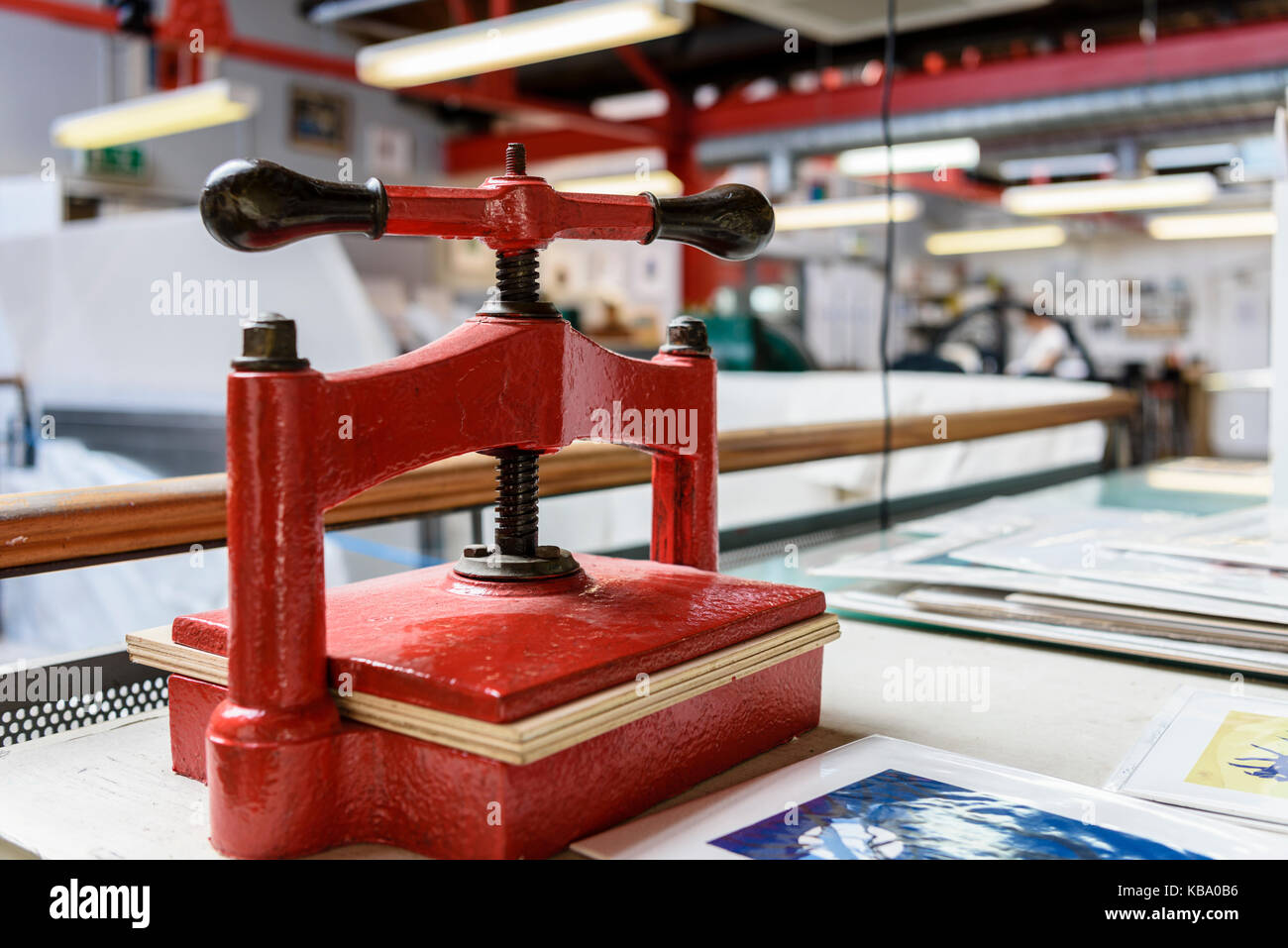 Azionato manualmente la stampa di stampa in una stampante della bottega. Foto Stock