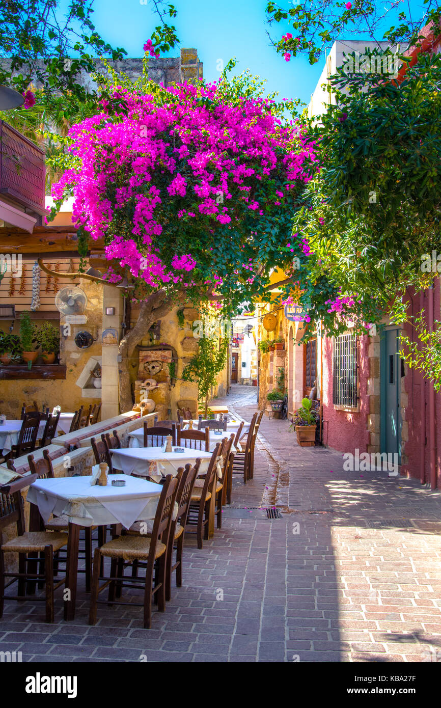 Strada stretta nella città vecchia di Chania, Creta, Grecia Foto Stock