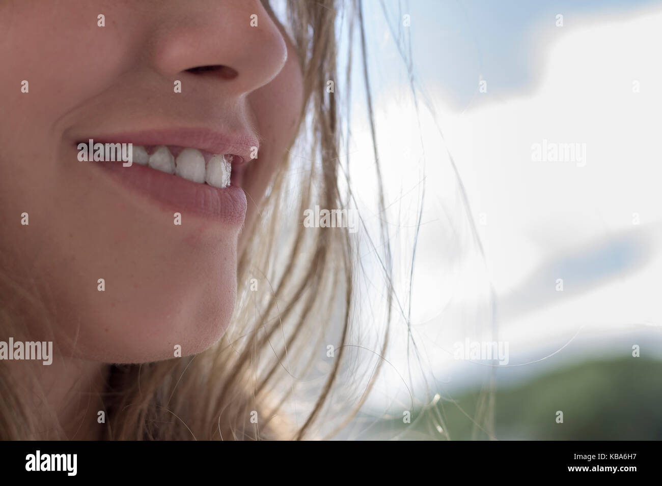 Immagine ritagliata di una donna sorridente Foto Stock