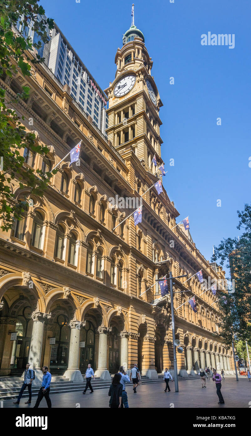 Australia, Nuovo Galles del Sud, Sydney, Martin Place, Vista della facciata di pietra arenaria del generale Post Office e il Westin Hotel Foto Stock