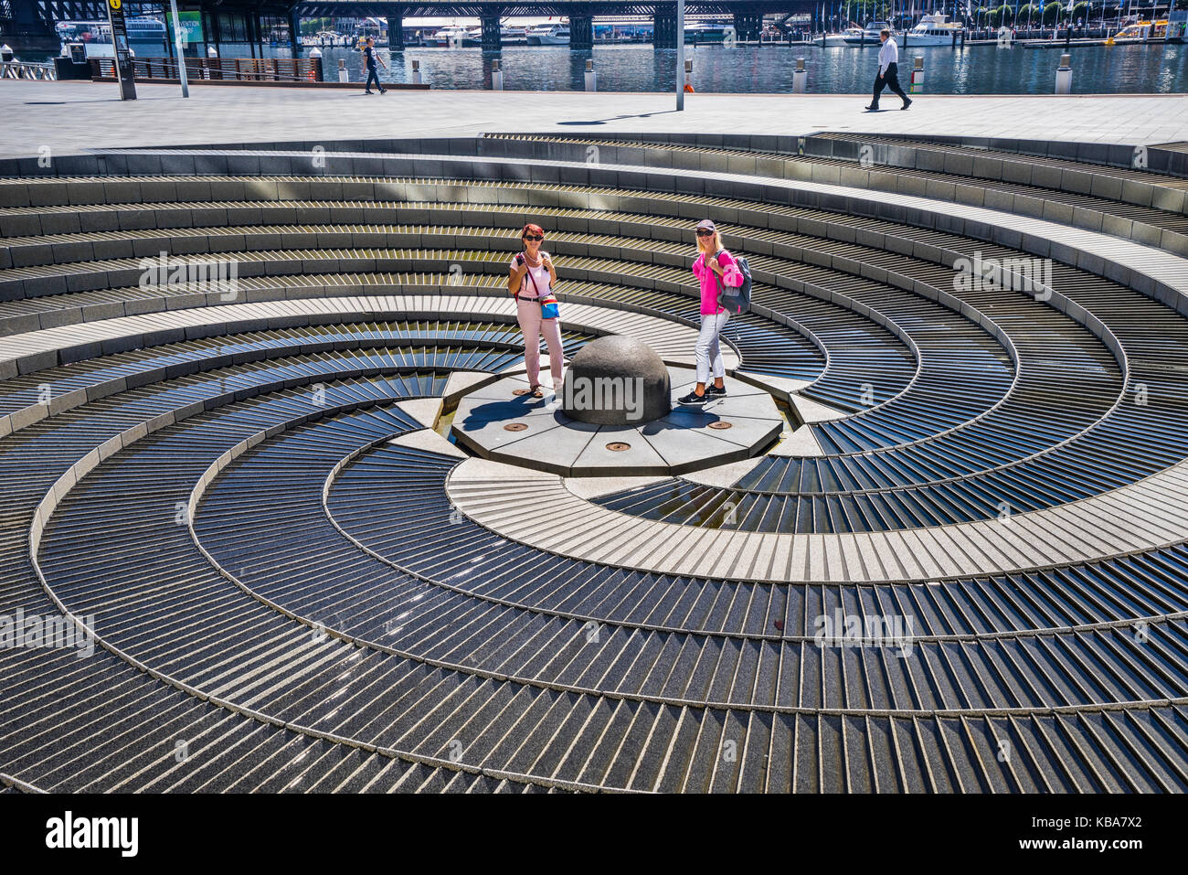 Australia, Nuovo Galles del Sud, Sydney Darling Harbour, Cascate di marea acqua Instalation Foto Stock