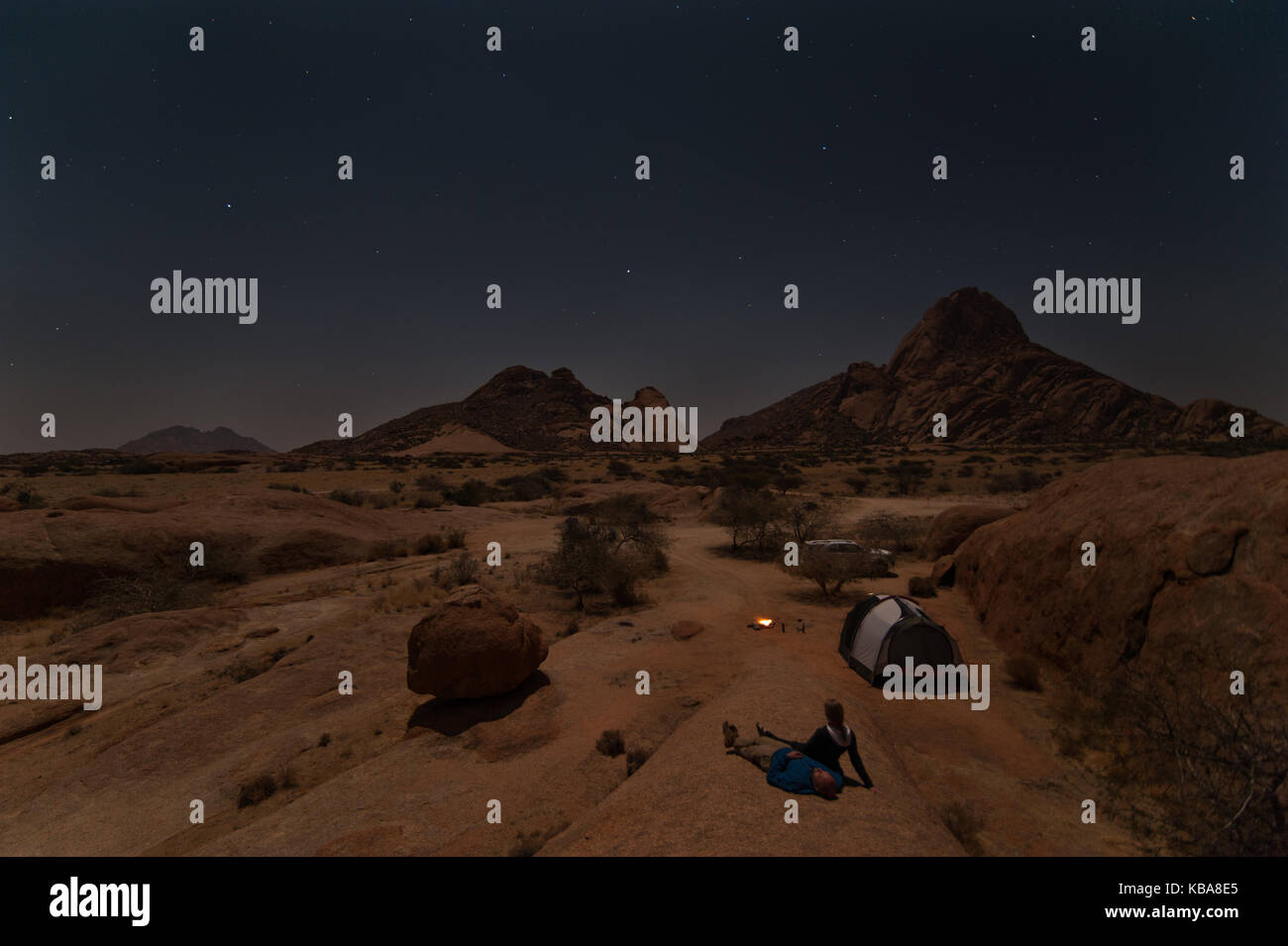 Campeggio nel deserto sotto le stelle, spitzkoppe, Namibia Foto Stock