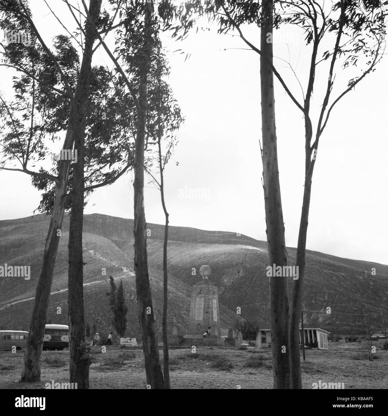 Das Äquatordenkmal Mitad del Mundo; nördlich von Quito; Ecuador 1960er Jahre. Equatore monumento vicino a Quito, Ecuador 1960s. Foto Stock