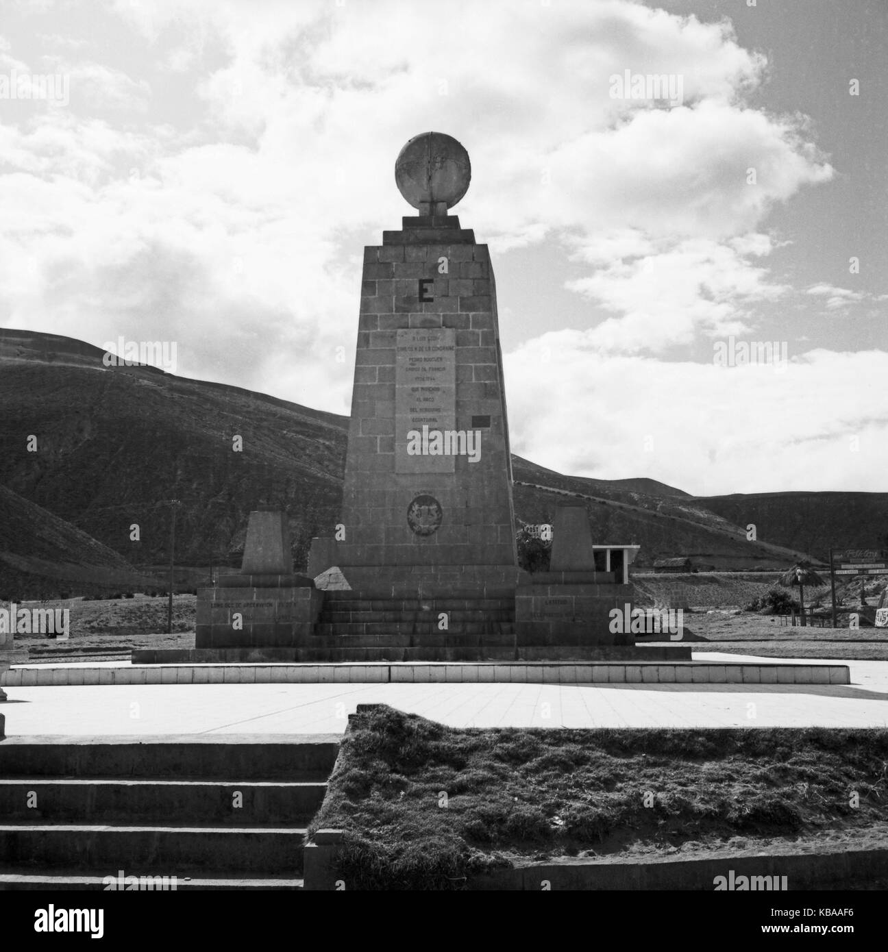 Das Äquatordenkmal Mitad del Mundo, nördlich von Quito, Ecuador 1960er Jahre. Equatore monumento vicino a Quito, Ecuador 1960s. Foto Stock