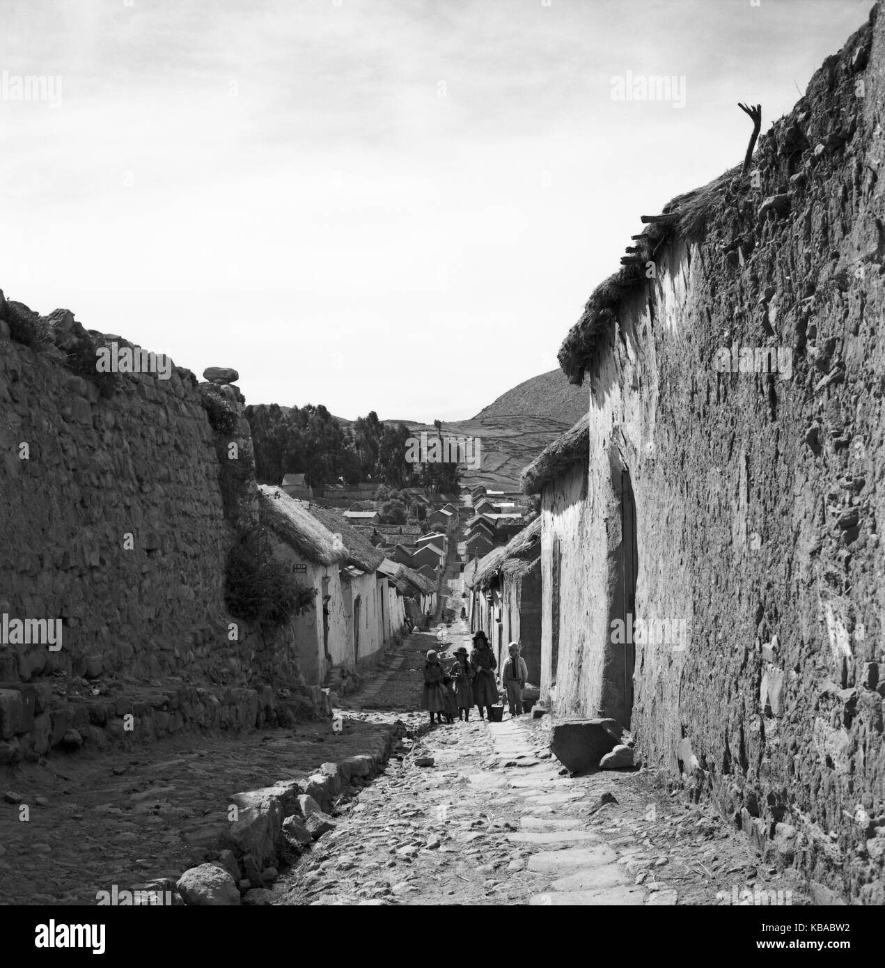 Rundreise: hier die Ortschaft Chucuito, Perù 1960er Jahre. Breve viaggio: qui il villaggio di Chucuito, Perù 1960s. Foto Stock