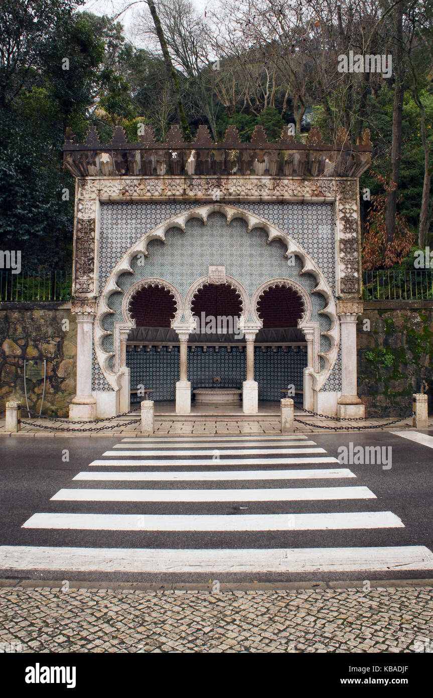 Fonte mourisca - Fontana accanto alla strada che attraversa a Sintra, Portogallo, vicino a da pena palace Foto Stock