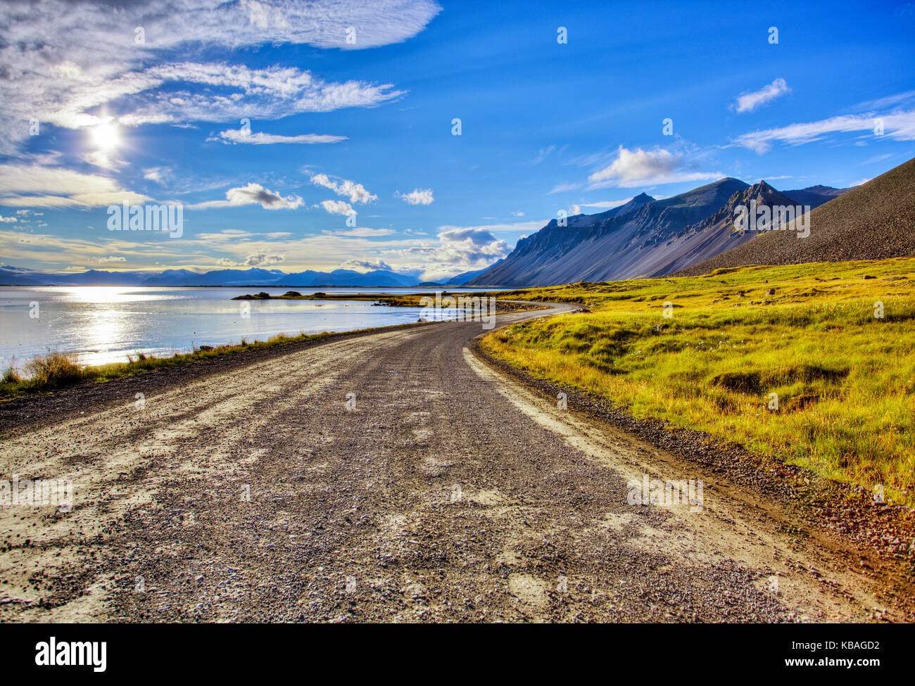 Strada tortuosa e alte montagne in Islanda Foto Stock