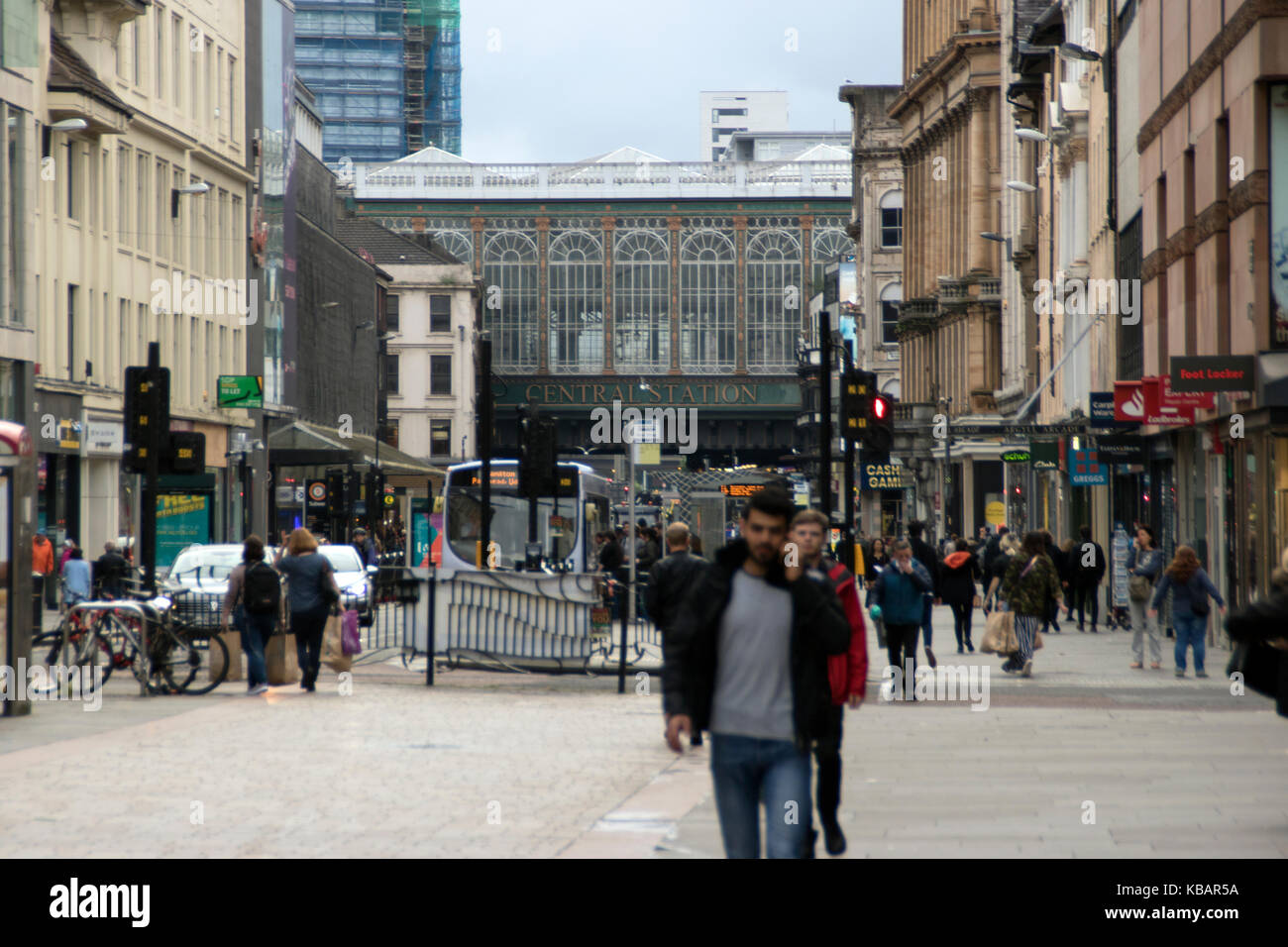 Vista lungo Argyle Street, in direzione della Stazione Centrale e del Hielanman ombrello, Glasgow, Scozia Foto Stock