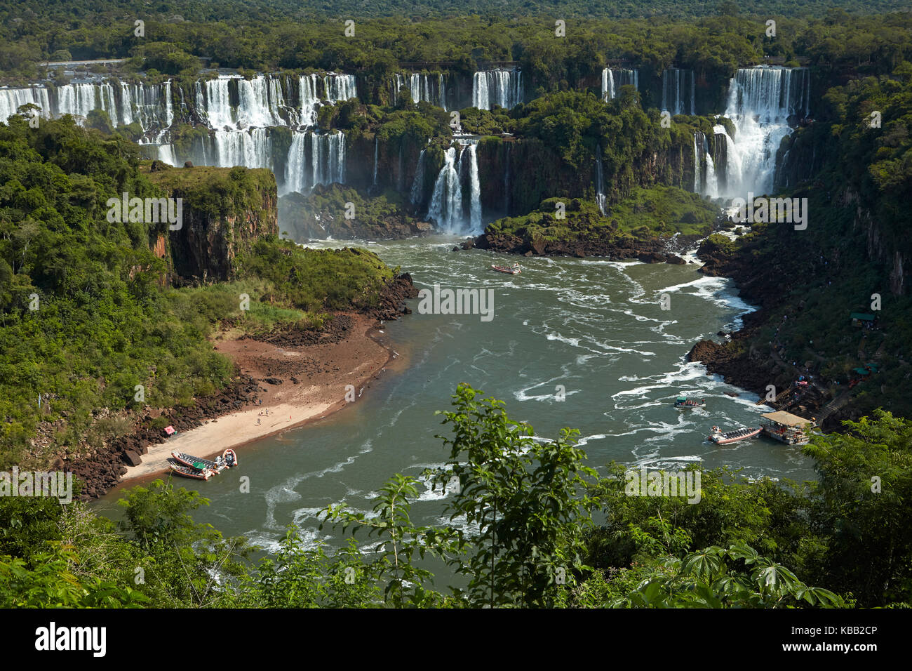Cascate di Iguazu sul lato argentino, e barche turistiche sul fiume Iguazu, Brasile - confine con l'Argentina, Sud America Foto Stock