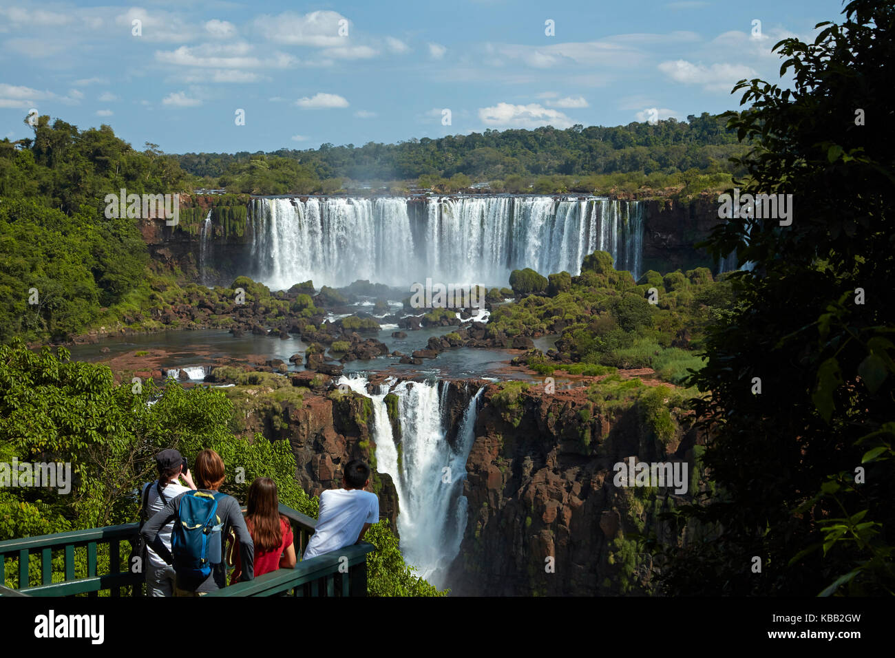 Turisti sulla piattaforma di osservazione sul lato brasiliano delle Cascate di Iguazu, guardando il lato argentino, Sud America Foto Stock