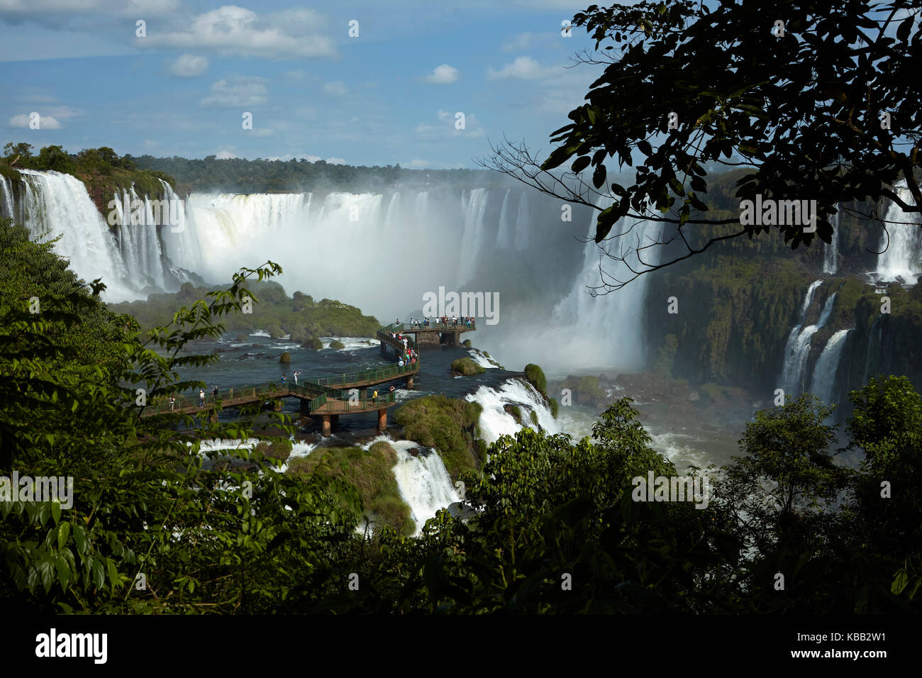 Turisti sulla piattaforma di osservazione sul lato brasiliano delle cascate di Iguazu, Brasile - confine con l'Argentina, Sud America Foto Stock