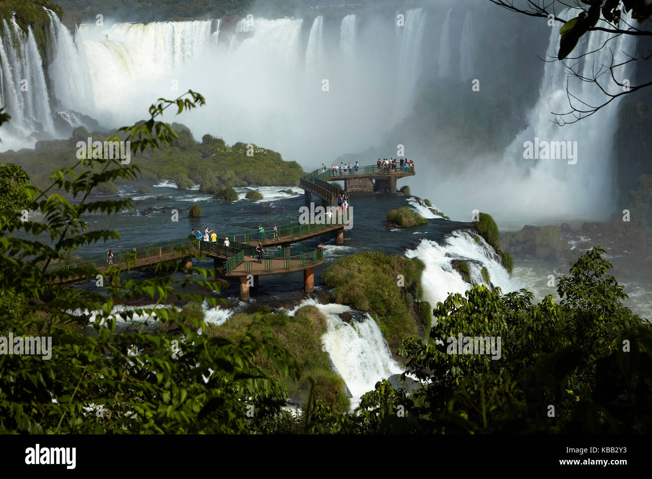 Turisti sulla piattaforma di osservazione sul lato brasiliano delle cascate di Iguazu, Brasile - confine con l'Argentina, Sud America Foto Stock