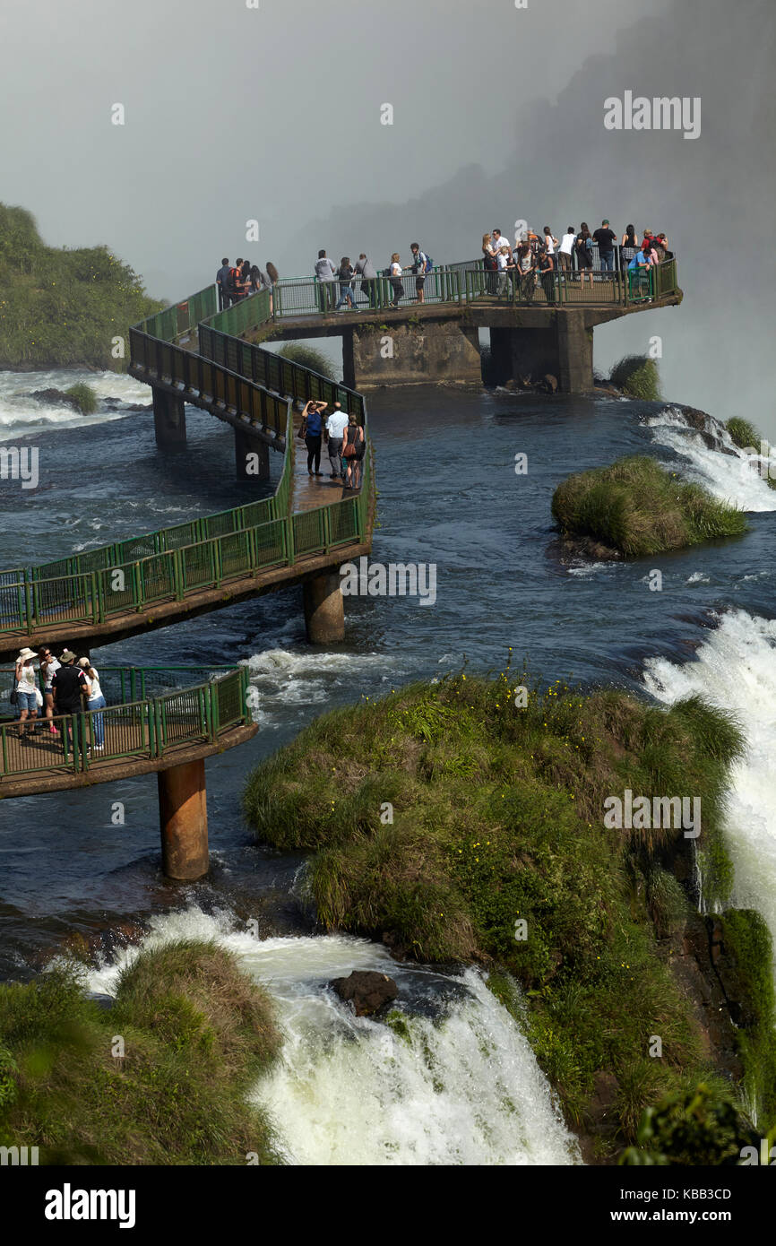 Turisti sulla piattaforma di osservazione sul lato brasiliano delle cascate di Iguazu, Brasile - confine con l'Argentina, Sud America Foto Stock