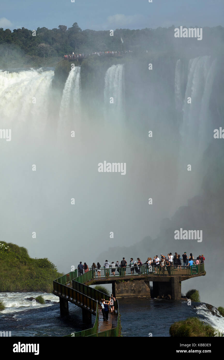 Turisti sulla piattaforma di osservazione sul lato brasiliano delle cascate di Iguazu, Brasile - confine con l'Argentina, Sud America Foto Stock