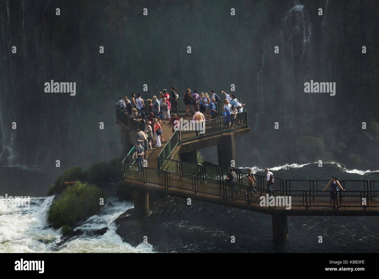 Turisti sulla piattaforma di osservazione sul lato brasiliano delle cascate di Iguazu, Brasile - confine con l'Argentina, Sud America Foto Stock
