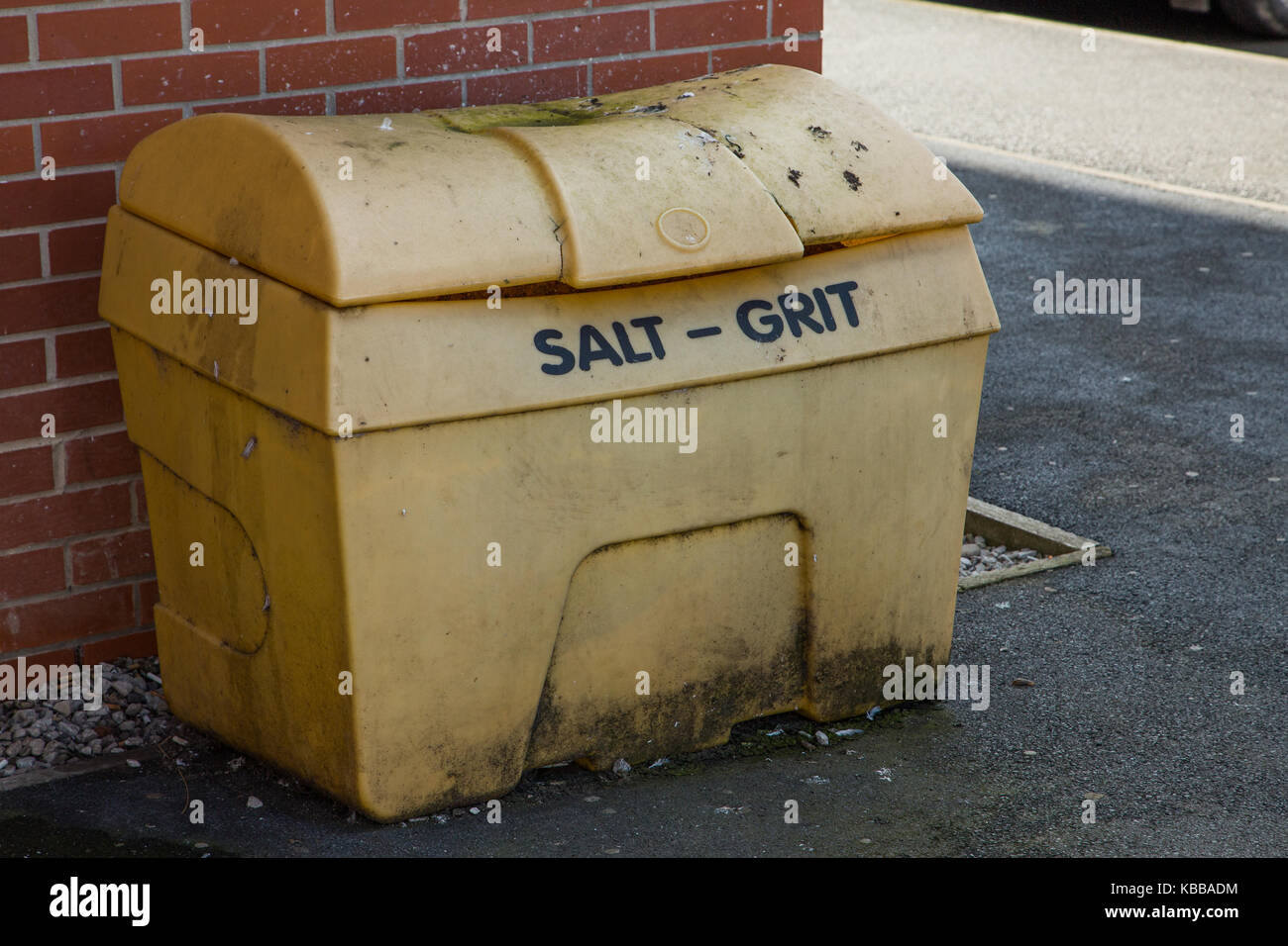 Sale - Grit Bin riempito con grinta per giorni invernale di neve e ghiaccio per tenere le strade di sicuro Foto Stock