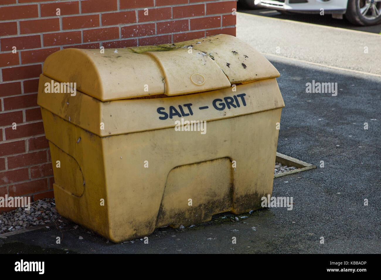 Sale - Grit Bin riempito con grinta per giorni invernale di neve e ghiaccio per tenere le strade di sicuro Foto Stock