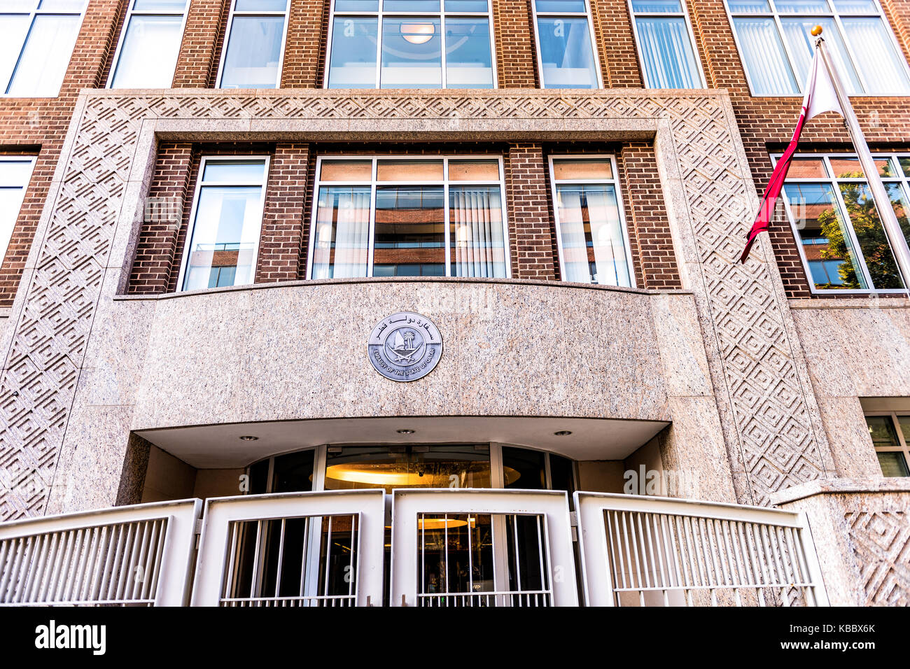 Washington DC, Stati Uniti d'America - 4 Agosto 2017: Ambasciata dello Stato del Qatar closeup segno di edificio ingresso Foto Stock