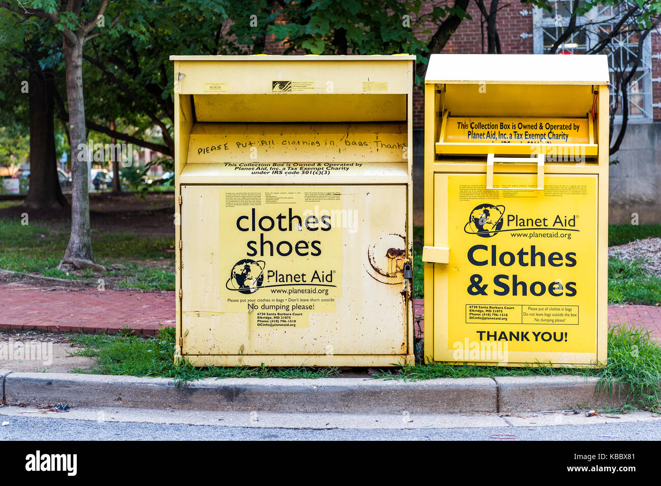 Washington DC, Stati Uniti d'America - 4 Agosto 2017: Pianeta Aiuto vestiti e scarpe carità cassetta di raccolta per il vecchio abbigliamento Foto Stock