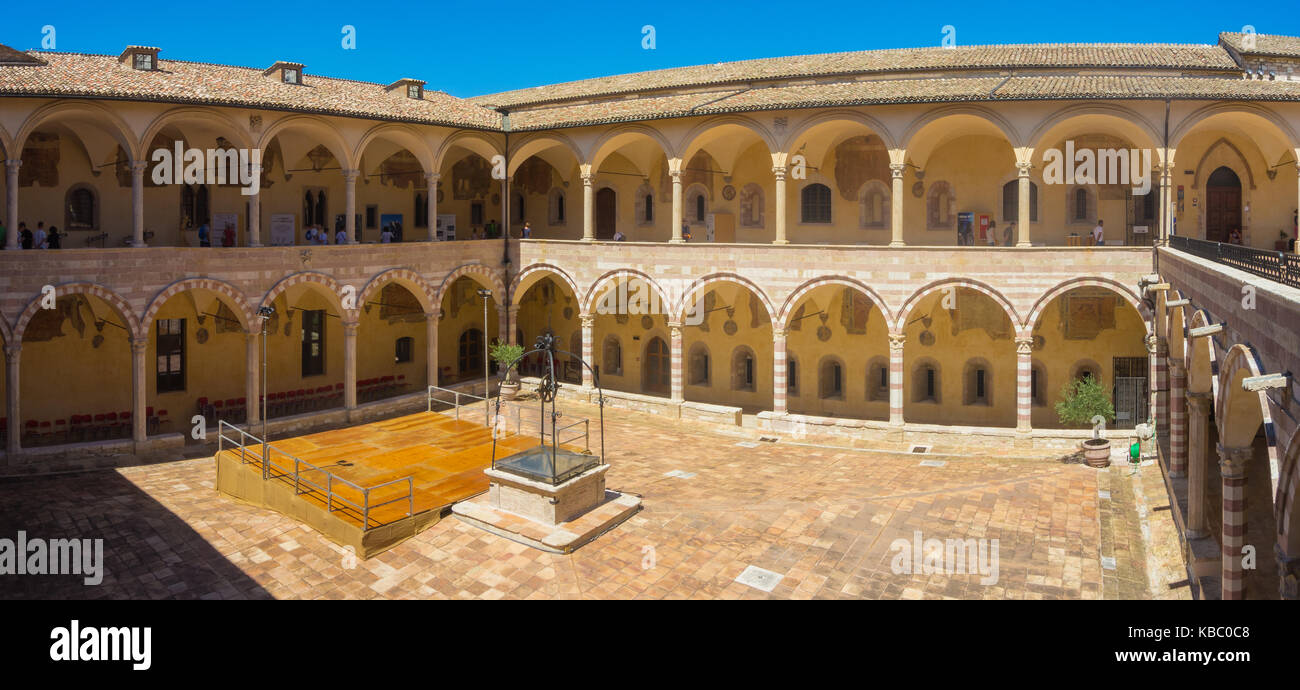 Assisi, Italia, una delle più belle piccole città d'Italia. il chiostro della basilica di San Francesco Foto Stock