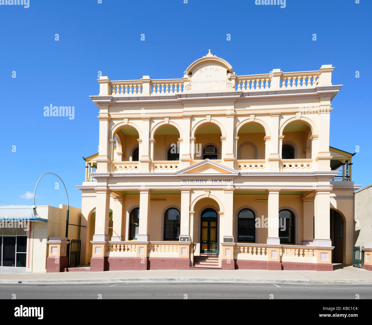 Wherry House si trova nel patrimonio-elencato la costruzione della banca del Nuovo Galles del Sud, un ex banca a 34-36 Gill Street, Charters Towers, regine del Nord Foto Stock