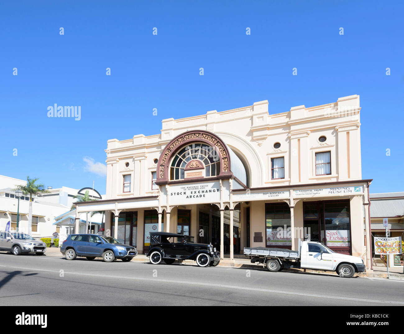 Heritage-elencati Stock Exchange Arcade costruito nel 1888, e la Chevrolet auto d'epoca, 76 Mosman Street, Quartiere Centrale, Charters Towers, North Queensland Foto Stock