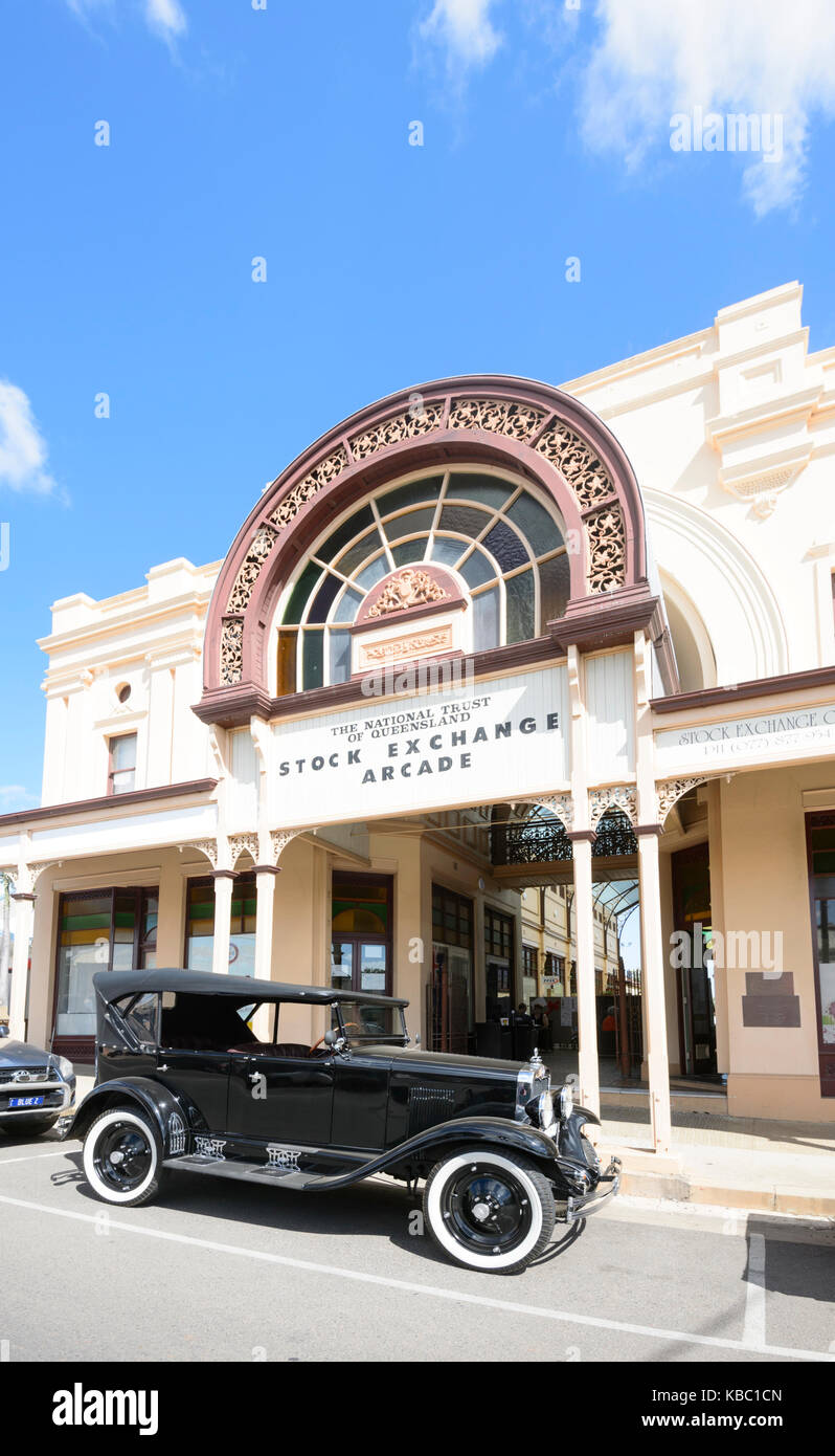 Heritage-elencati Stock Exchange Arcade costruito nel 1888, e la Chevrolet auto d'epoca, 76 Mosman Street, Quartiere Centrale, Charters Towers, North Queensland Foto Stock