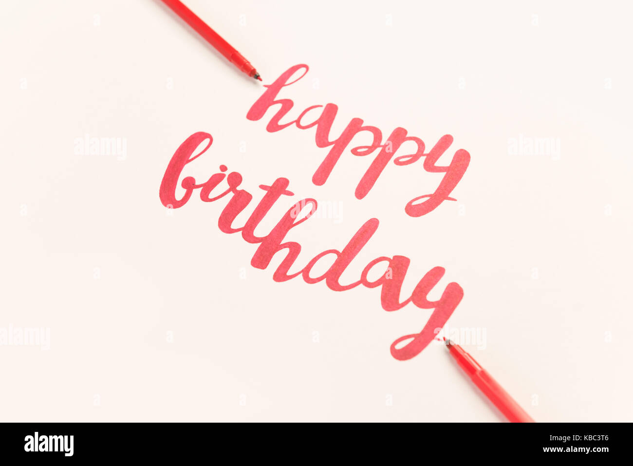 Frase di ispirazione "Happy birthday" per biglietti di auguri e poster di disegno con contrassegno rosso su carta bianca Foto Stock
