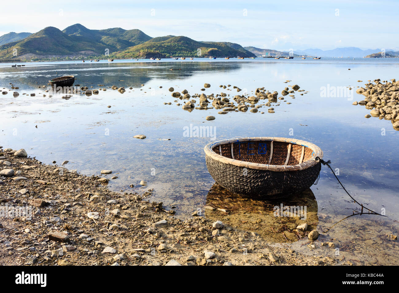 Cestello imbarcazioni a una laguna sul tramonto nella canzone lo, phuoc dong, Nha Trang, Vietnam. Nha Trang è ben noto per le sue spiagge e le immersioni subacquee Foto Stock