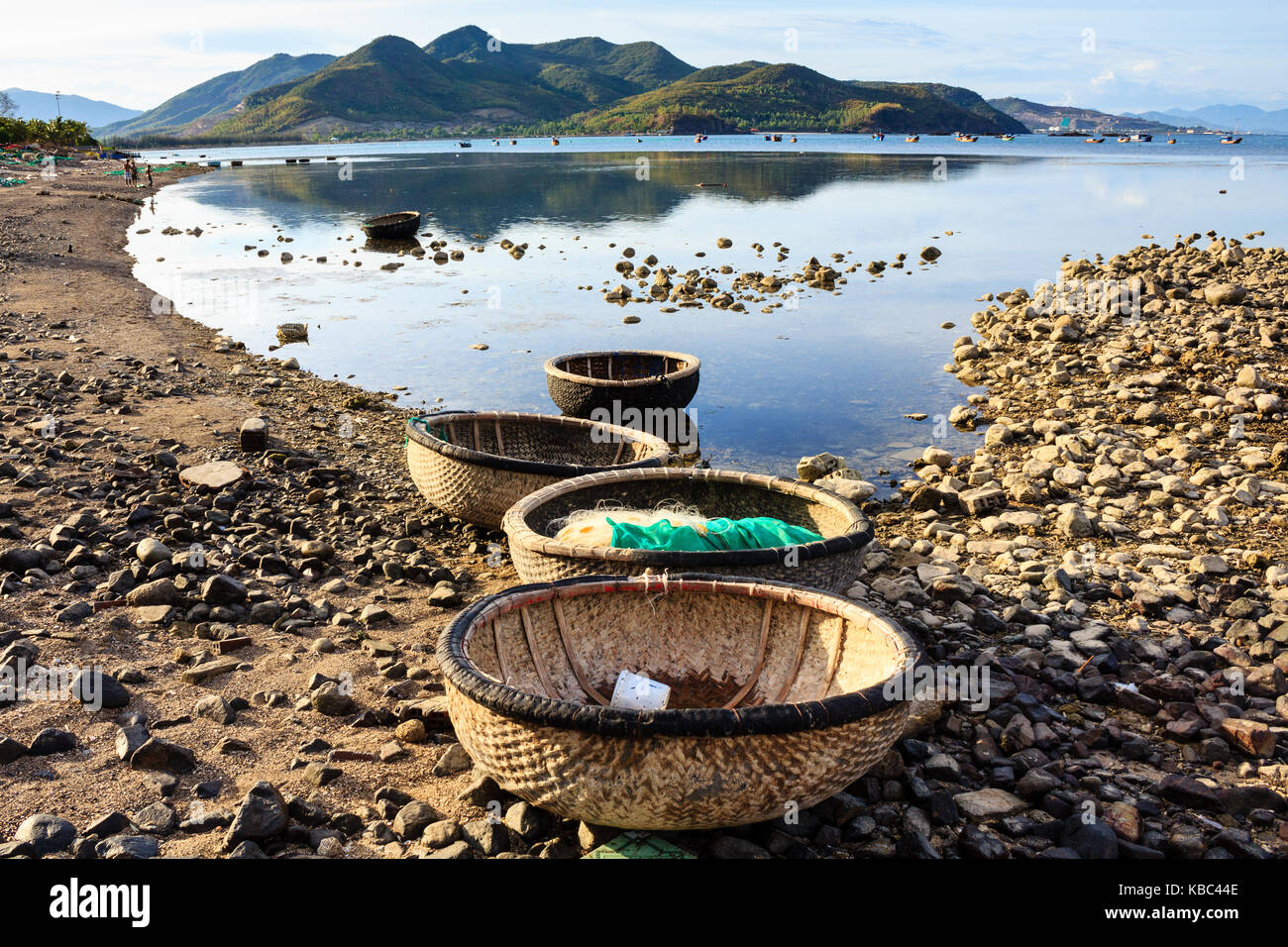 Cestello imbarcazioni a una laguna sul tramonto nella canzone lo, phuoc dong, Nha Trang, Vietnam. Nha Trang è ben noto per le sue spiagge e le immersioni subacquee Foto Stock