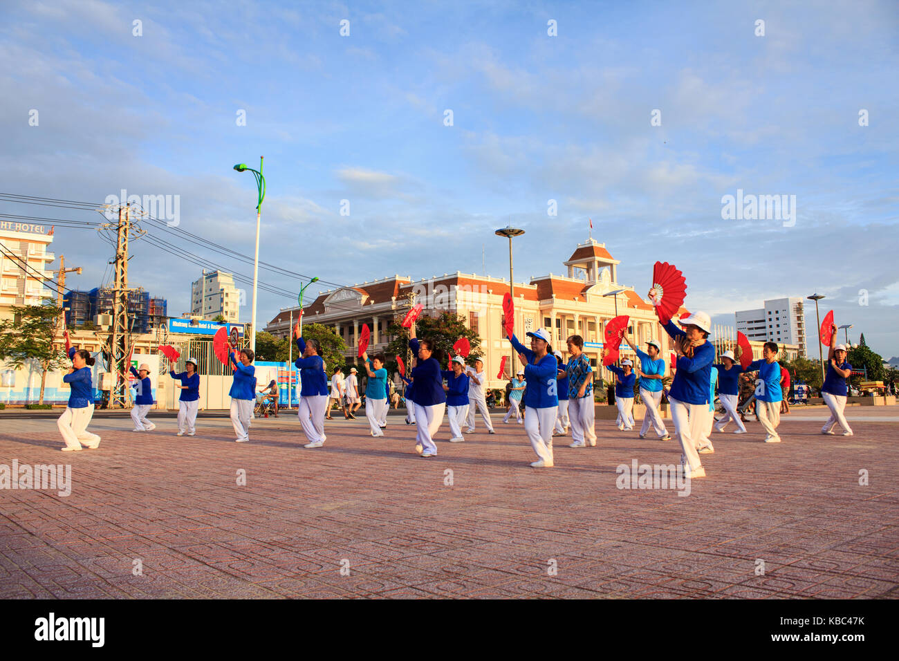 La popolazione locale esercizio di sunrise a Nha Trang Beach, khanh Hoa in Vietnam. Foto Stock